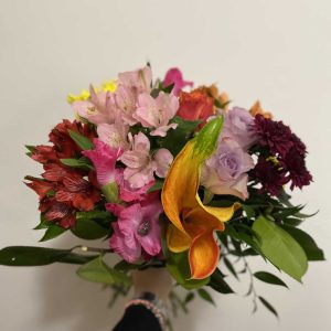 Bouquet colorato con fiori diversi