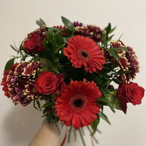 Mazzo di laurea con fiori e alloro