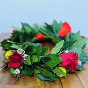 Corona di laurea con alloro e fiori